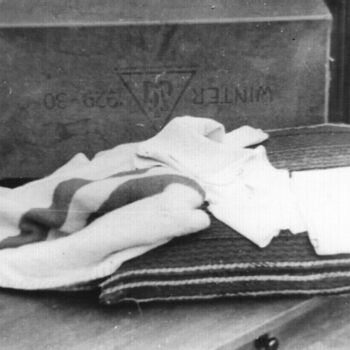 Aalten, 1943, doos met kleren van de Joodse 'vondeling'