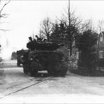 Aalten, 1945, Engelse tanks rijden het dorp binnen