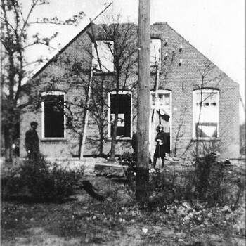 Aalten, 1945, een tijdens de bevrijding verwoest huis