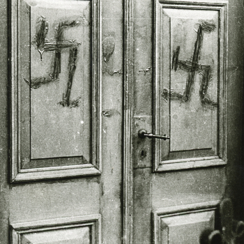 Aalten, 1941, hakenkruisen op de synagogedeur in de Stationsstraat
