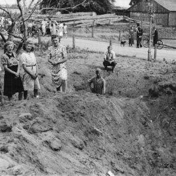 Aalten, juni 1941, bij houtzagerij Van Eerden na het bombardement