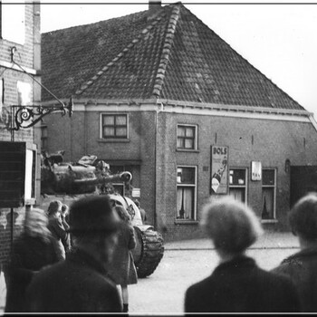 Aalten 1945, Engelse tank in het dorp