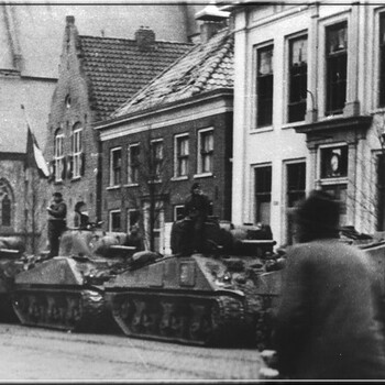 Aalten, 1945, bevrijders op de Markt
