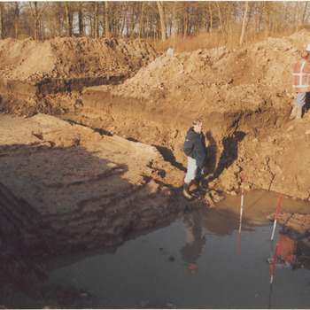 Medewerkers RAAP bij opgravingen funderingen kasteel.