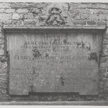 Grafsteen in muur kerk te Kerk-Avezaath. In de muur van de kerk in Kerk-Avezaath ziet men een grafsteen, versierd met een wapen. Dhr. J.D. van Leeuwen, zelf meester in de rechten en ontvanger generaal te Tiel en wonende te Kerk-Avezaath, liet ter nagedachtenis aan zijn zoons deze steen plaatsen. Mr. J.D. v. Leeuwen was erg gekant tegen 't begraven in de kerk. Hij stichtte in 1785 te Tiel een genootschap onder de naam: "Ter Navolging", met het doel te komen tot een algemene begraafplaats buiten de kom der gemeente. Mr. J.D. v. Leeuwen werd in 1817 ook op deze begraafplaats begraven. Een straat schuin tegenover het kerkhof is naar hem vernoemd