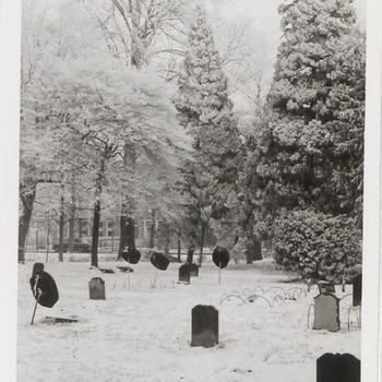 Winters beeld op de begraafplaats aan de Lingedijk, maart 1964. De op de foto afgebeelde graftrommels waren in 1983 verdwenen