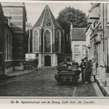 De St. Agnietenstraat met de Evang. Luth. kerk "St. Caecilia"