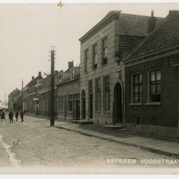 Een prentbriefkaart van de Voorstraat te Asperen met rechts de school