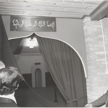 Abdul Wahib, Ambassadeur van SaoedimoskeeArabie, onthuld een bord met Mohammedaanse tekst, waarmee hij de toegang tot de Moskee opent. Rechts achterin in de migrabs (gebedsnis) te zien die gericht is naar het zuidoosten