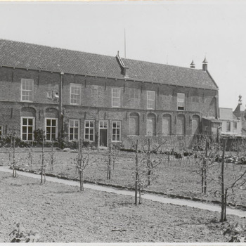 Achterzijde met tuin van het Elisabeth Weeshuis gesticht in 1560 door vrouwe Elisabeth, gravin van Culemborg.