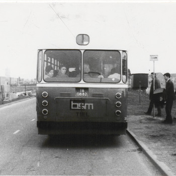 Bushalte Nieuwe Tielseweg, bus van BSM Tiel stopt bij halte, drietal personen staat bij de halte