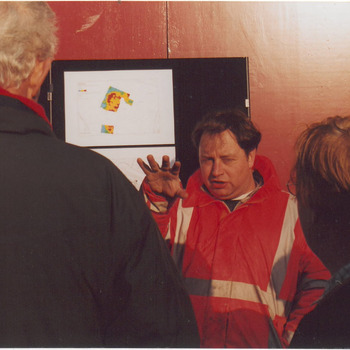 Medewerker RAAP tijdens zijn uitleg over de opgravingen van de restanten funderingen kasteel.