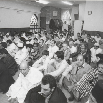 Buitenlanders in de Tielse moskee. Zij, die vijf jaar of langer legaal in Nederland blijven, mogen volgend jaar stemmen