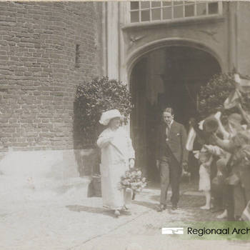 Bezoek kon. Wilhelmina aan Buren, bij het verlaten van de Kerk, rechts burgemeester P.Knobbout.