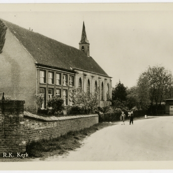 Een prentbriefkaart van de R.K. Kerk in Rhenoy