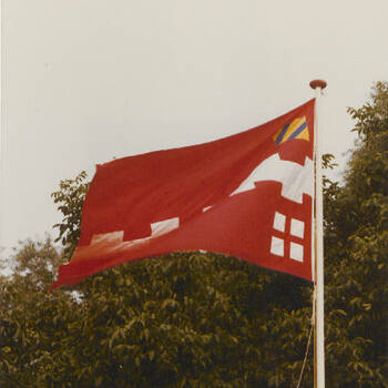Vlag met gemeente wapen.