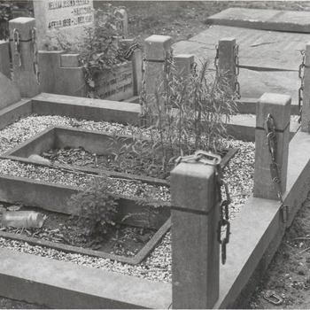 Op de begraafplaats "Ter Navolging" aan de Lingedijk zijn door grafschenner(s) vernielingen aangebracht aan zerken, terwijl tevens de kettingen van graven zijn losgetrokken.