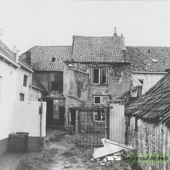 Achterzijde van woning in de Herenstraat, links de Gravin van Buren na de restauratie.