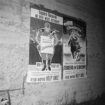 Affiche 'Dappere Hongaren op laffe wijze vermoord' en 'Communisten brachten over Hongarije terreur en slavernij', opgeplakt op onbekend bouwwerk in de Bommelerwaard