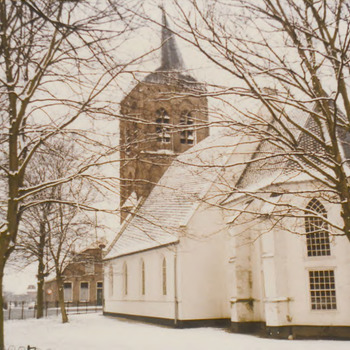 Kerk met toren gezien vanaf de Zandweg in de winter.