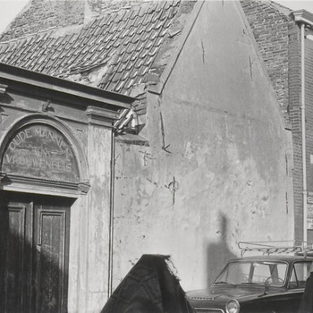 Toegangspoort van het Elisabeth Gasthuis, het Oude Mannen en Vrouwenhuis. In 1534 gesticht door vrouwe Elisabeth van Culemborg.  Rond 1980 is het hofje gesloopt en vervangen door nieuwbouw.