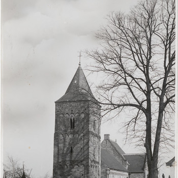 De toren met de kerk van Ressen