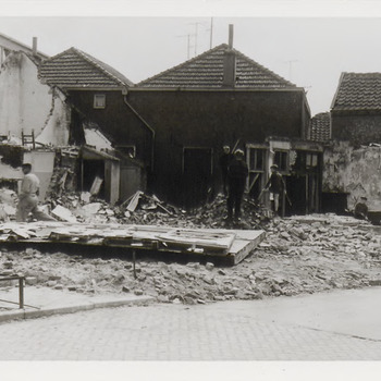 Hoek BinnenhoekBinnenweg (voorgrond) begin juni 1965. Links woonde Peper sr, die enkele kostgangers hield; rechts dreef Rombout zijn snoepwinkel en verkocht er consumptie ijs. Link bovenaan het fabriekscomplex van Daalderop