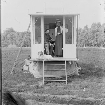 Groep Uddelermeer 1910, Dr. Holwerda, Mw. Jentink, hond bij opgravingswagen RMO.