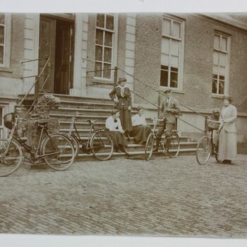 Familie Westerholt met fiets bij Huis Hackfort