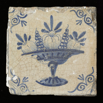 Tegel van keramiek, tinglazuur, voorstellende een fruitschaal waarschijnlijk gemaakt in Zuid-Holland ca. 1630-1650