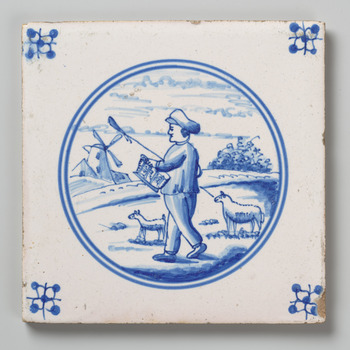 tegel van aardewerk met tinglazuur, voorstellende een schaapherder, met staf, schaap en hond in een cirkel met hoefmotief spin, gemaakt omstreeks 1900