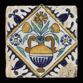 Tegel van keramiek, tinglazuur, voorstellende een bloempot gemaakt in Zuid-Holland ca. 1620-1640