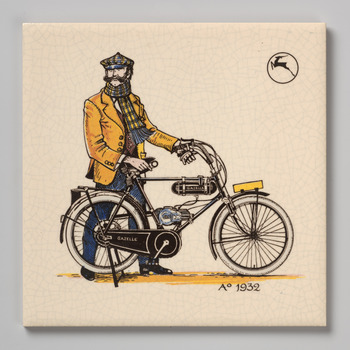Tegel van keramiek met zeefdrukdecor, voorstellende een fietser, vervaardigd door Plateelbakkerij Schoonhoven, ca. 1975-1985