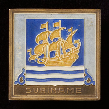 Tegel van keramiek in cloisonné-techniek, voorstellende: het wapen van Suriname, gemaakt in Utrecht door Westraven ca. 1930-1960