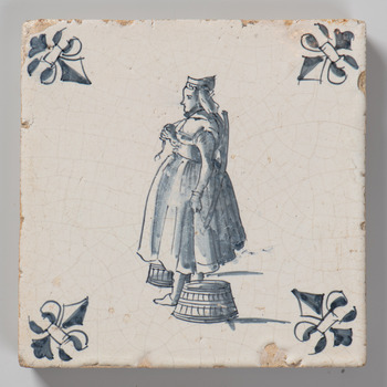 tegel van aardewerk met tinglazuur, voorstellende: vrouw met juk en manden, vervaardigd ca. 1625-1650