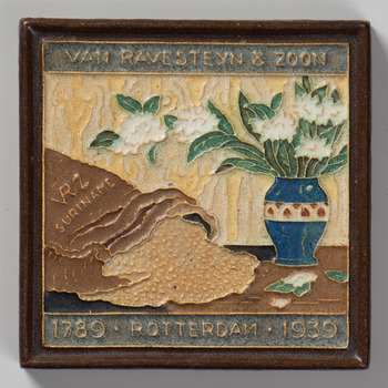 Tegel van keramiek in cloisonné-techniek, voorstellende: vaas met bloemen en zak met koffiebonen, met tekst: Van Ravesteyn & Zoon, 1789 Rotterdam 1939, vervaardigd door de Porceleyne Fles in Delft in 1939