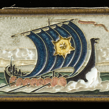 Tegel in cloisonné-techniek, met voorstelling: Drakar, oorlogsschip van de Noormannen, vervaardigd door de Porceleyne Fles in Delft, naar een ontwerp van L.E.f. Bodart, ca. 1915-1960