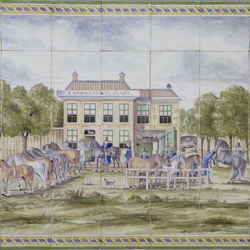 Tegeltableau, voorstellende een paardenmarkt, vervaardigd in Harlingen, bij de fa. Jan van Hulst (de gleibakkerij buiten de Kerkpoort) , ca. 1900-1930