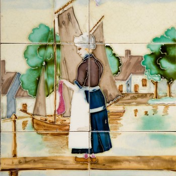 Tegeltableau, voorstellende een visservrouw bij de haven, vervaardigd in Utrecht door de Fayence- en Tegelfabriek "Holland" ca. 1912-1916