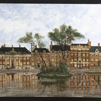 Tegelplaat met voorstelling van de Korte Vijverberg in Den Haag, naar een schilderij van Klinkenberg, vervaardigd in Gouda door de Plateelbakkerij Zuid-Holland ca. 1895-1905
