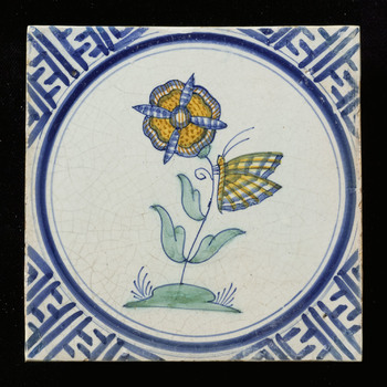Tegel van keramiek, tinglazuur, voorstellende een bloem op grondje waarschijnlijk gemaakt in Zuid-Holland of Noord-Holland ca. 1640-1660