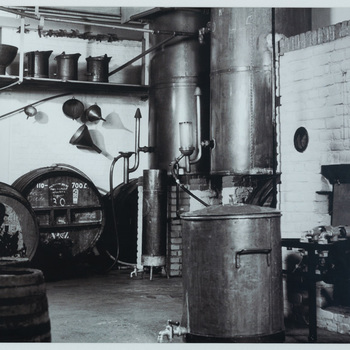 Foto in zwart-wit van de werkplaats van Perlstein