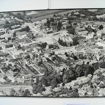 Luchtfoto, waarop afgebeeld het verwoeste centrum van Doetinchem,genomen in 1946 door KLM Aerocarto