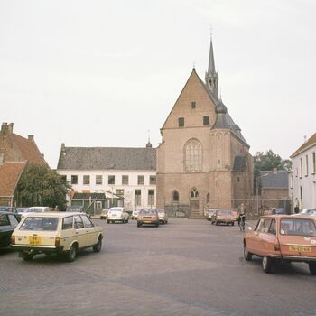Klooster met geparkeerde auto's