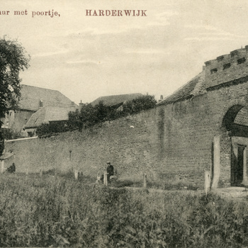 Prentbriefkaart, getiteld 'Oude stadsmuur met poortje, Harderwijk'
