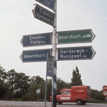 ANWB-verkeersbord op een kruising in Harderwijk