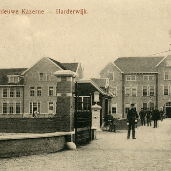 Prentbriefkaart, getiteld 'Ingang nieuwe Kazerne - Harderwijk'