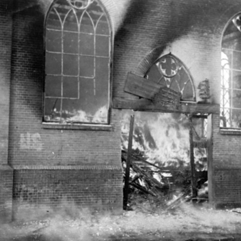 Brand in de voormalige Gereformeerde Kerk aan de Smeepoortstraat
