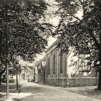 Prentbriefkaart, getiteld 'Harderwijk. Smeepoortstraat met Geref. Kerk'