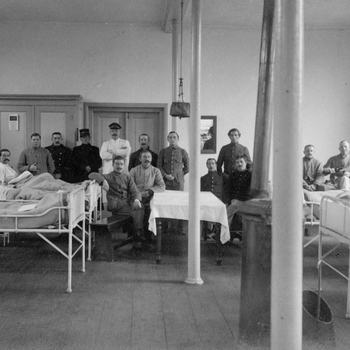 Prentbriefkaart voorstellende de ziekenzaal in het Interneringskamp voor Belgische vluchtelingen